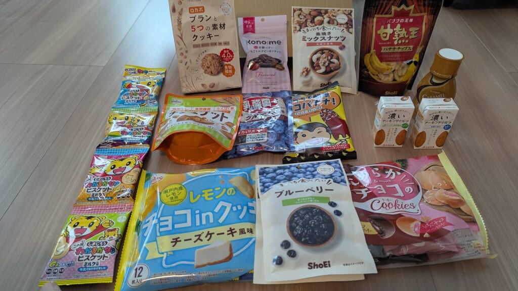 8079 正栄食品工業 株主優待 4月優待 広げたナッツやチョコ入りクッキーなどの製品