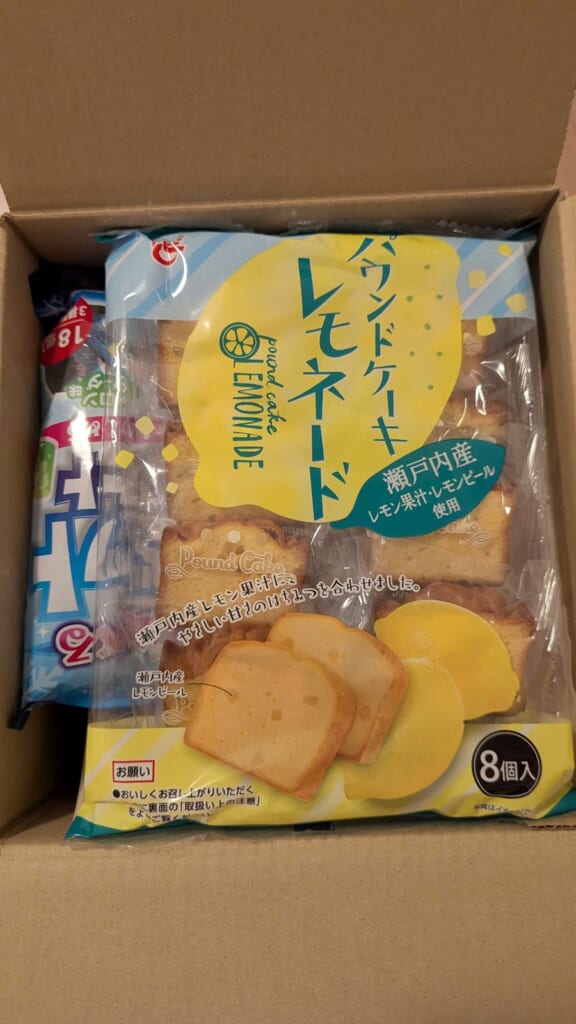 2207 名糖産業 株主優待 3月優待 箱に入ったパウンドケーキやレモネードなどの菓子