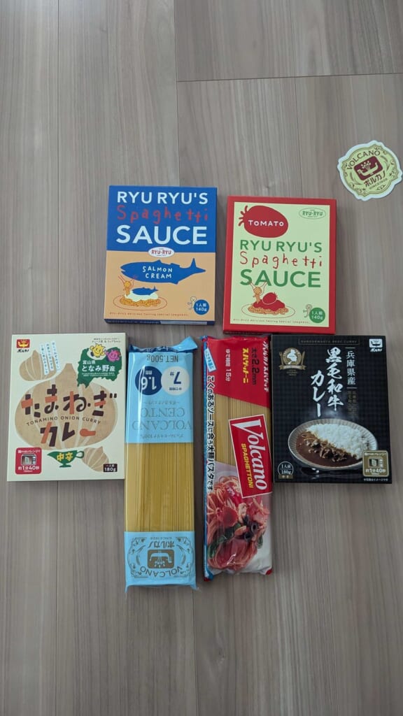 3306 日本製麻 株主優待 3月優待 広げたスパゲッティとパスタソースとレトルトカレー