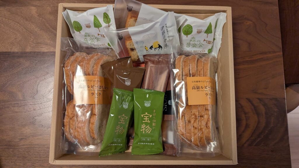1780 ヤマウラ 株主優待 3月優待 焼き菓子が並んだ大人の洋菓子セットの中身